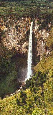 Sipisopiso waterfall, Tongging Sipisopiso waterfall.jpg