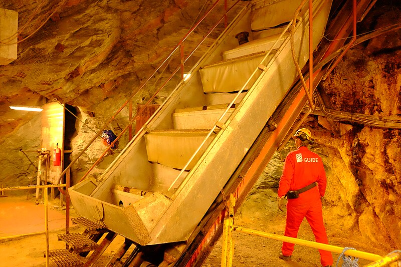 File:Slope mine car in Sulitjelma show mines.jpg