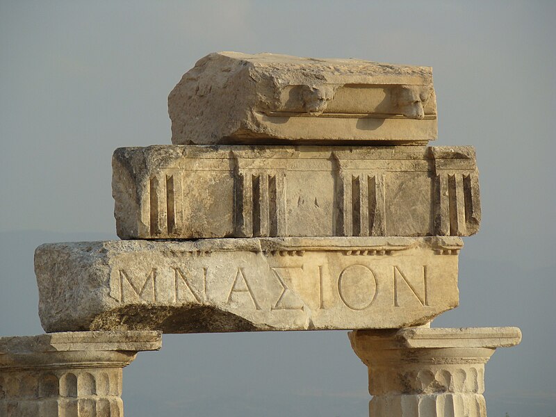 File:Sloupy pamukkale.JPG