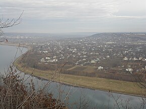 Uitzicht op het dorp Tsekinovka vanaf het grondgebied van Moldavië