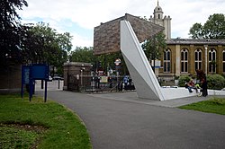 Het monument Stairway to Heaven bij de ingang in Bethnal Green Gardens, met de kerk op de achtergrond.