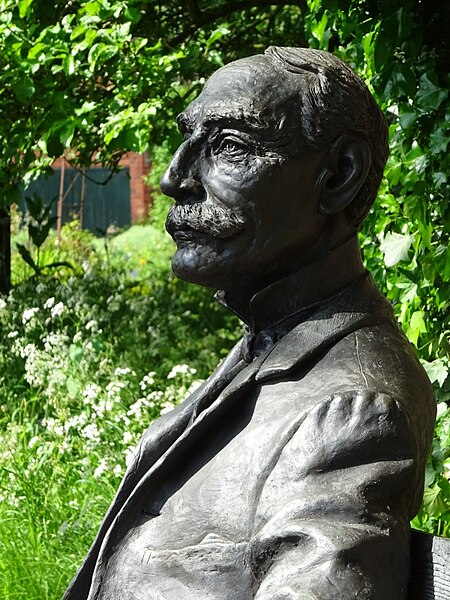 File:Statue of Sir Edward Elgar - geograph.org.uk - 6166115.jpg