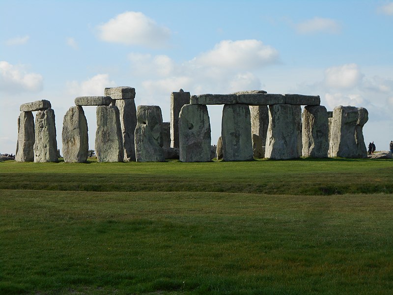 File:Stonehenge showing lintels.jpg