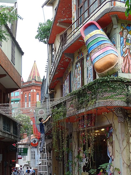 File:Street Scene - Tamsui - Taipei - Taiwan - 01 (32935474717).jpg