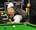 Deutsch: Bild aufgenommen in Berlin während des German Masters im Snooker 2013. Stuart Bingham. English: Picture taken in Berlin during the Snooker German Masters in 2013. Stuart Bingham.