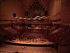 El teatro de conciertos y el gran órgano.