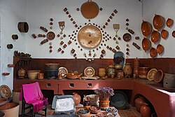 Representation of a Mexican kitchen; in front are Mexican food and spices, while in the background there are typical utensils. Tipica cocina mexicana.jpg