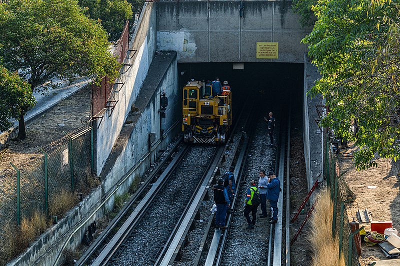 File:Túnel del Metro entre estaciones Potrero y La Raza.jpg