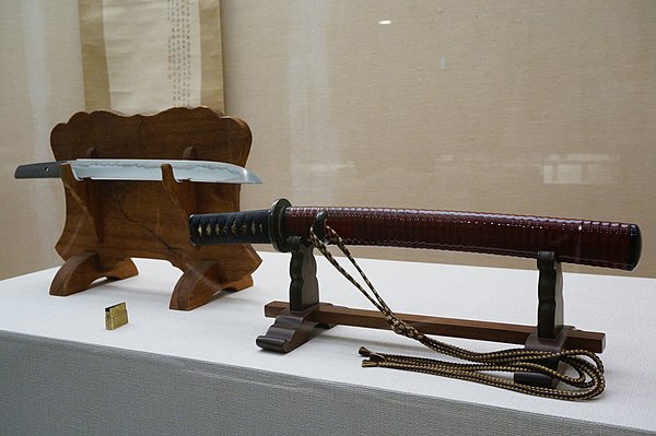 A tantō forged by Minamoto Kiyomaro. Late Edo period. (left) Tantō mounting, Late Edo period. (right)