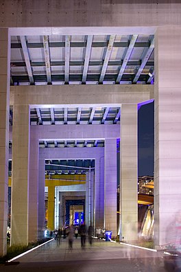 Yang Bentway selama Nuit Blanche Toronto 2019.jpg