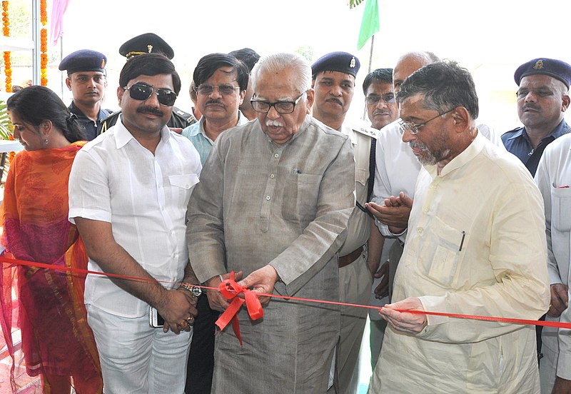 File:The Governor Uttar Pradesh, Shri Ram Naik and the Minister of State for Textiles (IC), Shri Santosh Kumar Gangwar inaugurating the Exhibition of Handloom and Handicrafts, at Varanasi, in Uttar Pradesh on May 13, 2015.jpg