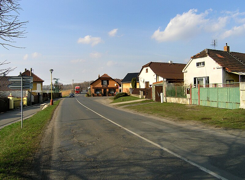 File:Tišice, Mělnická str.jpg