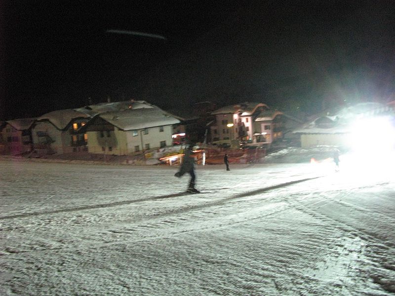 File:Tonale - Pista Valena Night skiing - panoramio.jpg