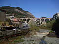 Italiano: Il letto del torrente Chiaravagna, sormontato dal viadotto della ferrovia Genova-Acqui terme. Sulla sinistra il monte Gazzo.