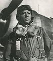 襟章を第一種航空衣袴上衣の右胸に付した陸軍少尉。穴澤利夫