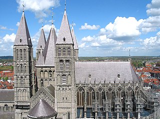 Catedral de Notre-Dame de Tournai, desde donde se puede apreciar el marcado contraste entre el transepto y el coro.
