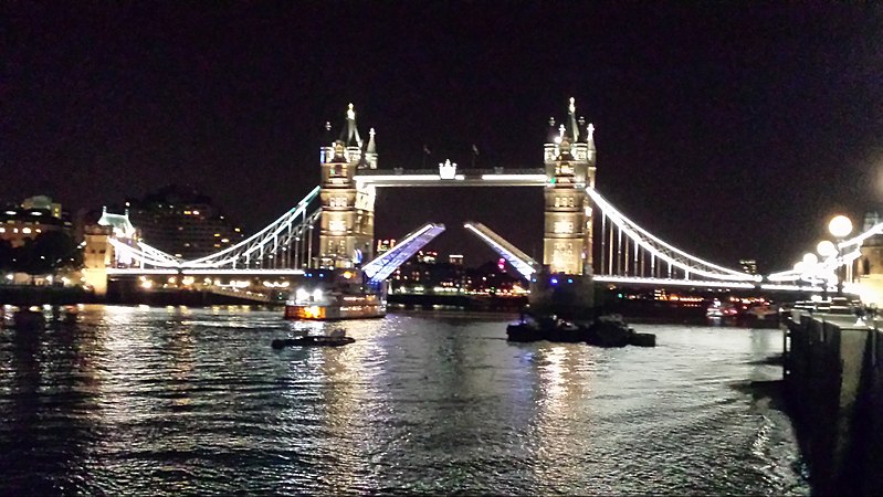 File:Tower Bridge rasied with paddle steamer 2.jpg
