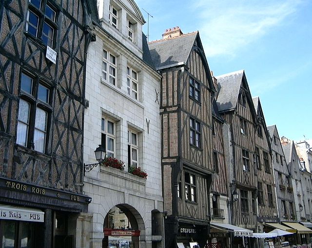 Place Plumereau, Medieval buildings