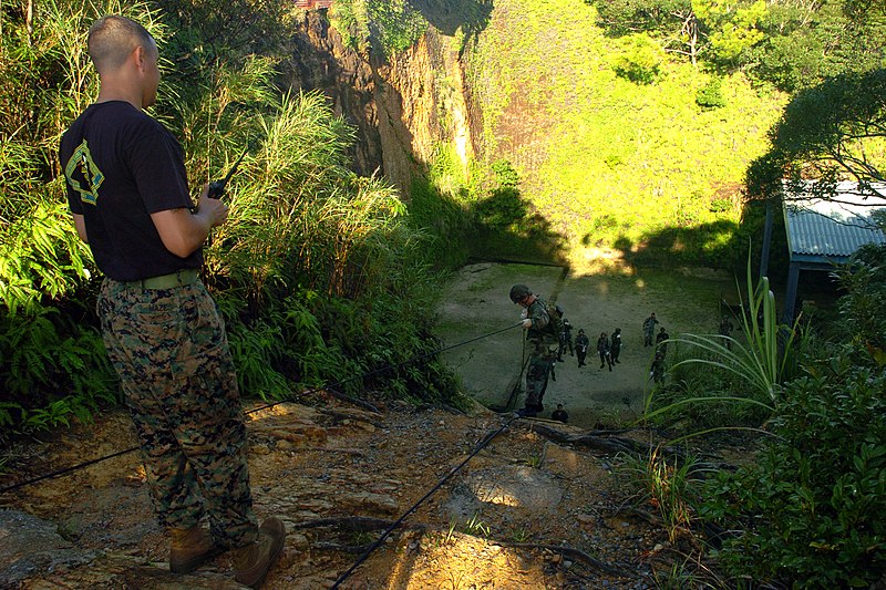 File:US Navy 070928-N-4267W-005 An instructor with Jungle Warfare Training Command (JWTC) supervises Seabees with Naval Mobile Construction Battalion (NMCB) 7.jpg
