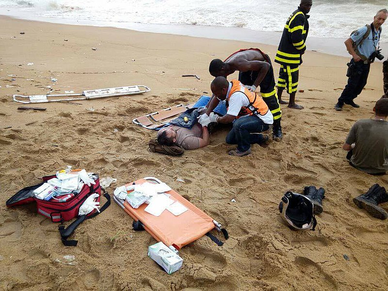 File:Un survivant secouru après le crash d’un avion au Port Bouet, Abidjan, 14 octobre 2017.jpg
