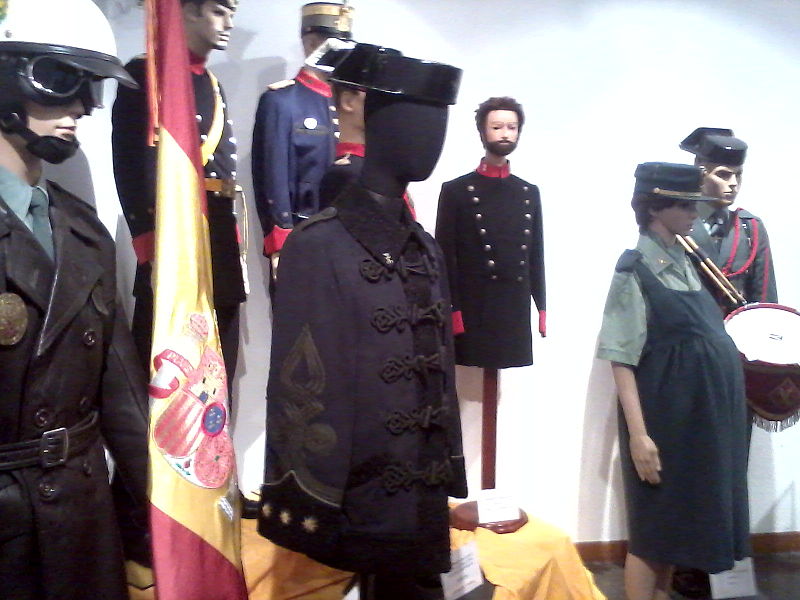 File:Uniformes guarida civil.jpg