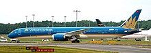 N8290V in Vietnam Airlines livery at London Stansted Airport in 2022 VN-A876 - Boeing 787-10 Dreamliner - Vietnam Airlines STN 100922.jpg