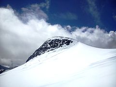 Le dôme de l'Arpont sous la neige, dont seule la sommité n'est pas enneigée.