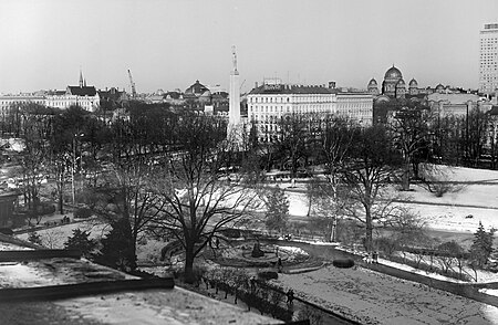 Widok z hotelu "Ryga". Po środku widoczny Pomnik Niepodległości Łotwy odsłonięty w 1935 roku. Z prawej widoczny neon „PSKP SLAVA! (łot. KPZR SŁAWA), dalej kopuły Soboru Narodzenia Pańskiego, w tamtych czasach sobór był zamknięty - w głównej sali było planetarium.