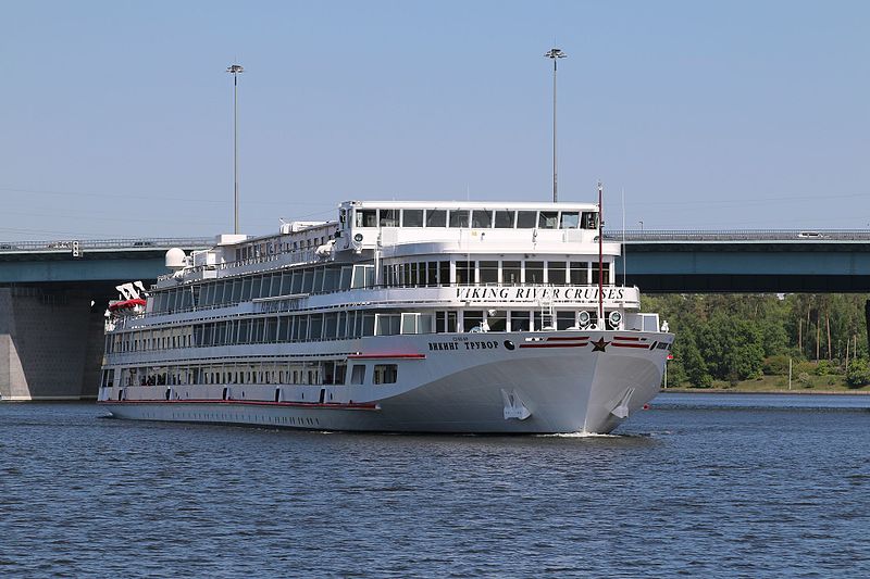 File:Viking Truvor in Khimki Reservoir 2016-05-15 Pic 02.JPG