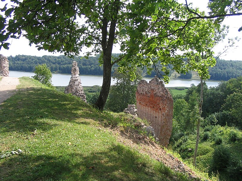 File:Viljandi castle southern end.jpg