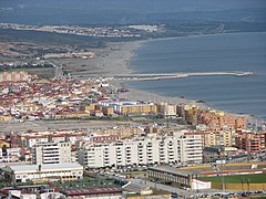 Vista de la zona oriental de La Línea de Concepción desde el peñón de Gibraltar.jpg