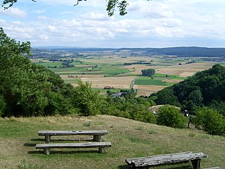 Utsikt fra Amöneburg til det sørøstlige Amöneburg-bassenget, Vorderen (høyre den 405 og 407 m høye Mardorfer Kuppe) og den "faktiske" Vogelsberg (venstre i bakgrunnen)