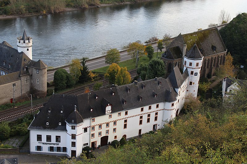 File:Vorburg Schloss von der Leyen.jpg