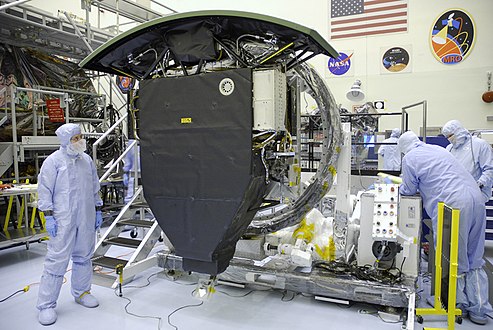 La caméra grand champ WFC3 avant son chargement dans la navette pour la mission STS-125 (2009).
