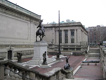 Außenanlage des Museums mit der Skulptur El Cid von Anna Hyatt Huntington