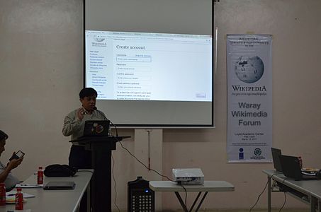 Jojit Ballesteros gives a demonstration on how to edit Wikipedia