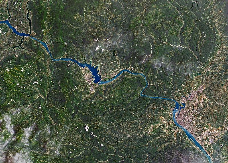 File:Yangtze Dams Spill Water.jpg