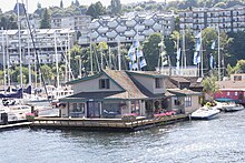 Seattle houseboat prominently featured in the film Sleepless in Seattle "Sleepless in Seattle" houseboat (217224278).jpg