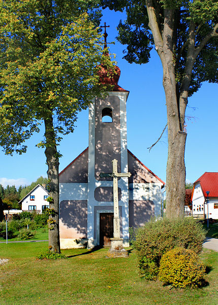 File:Číměř, Bílá, small church.jpg