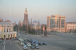 Mednarodna cesta s Kazanskim samostanom v ozadju