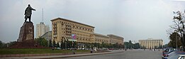 The statue pointing to the Kharkiv Regional Administration Building, in September 2007 Svobody pl. Vostochnaia chast'.jpg