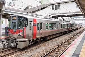 快速「安芸路ライナー」に運用される227系 （2018年11月 呉駅）