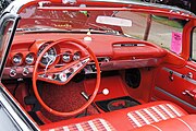 volant et tableau de bord d'une Chevrolet 1959 rouge