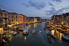 Canal Grande v Benetkah v Italiji, posnet ponoči z mostu Rialto