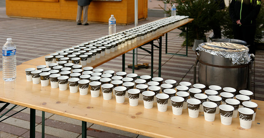 Des verres, prêts à accueillir du jus de fruit chaud, du chocolat chaud ou de l'eau.