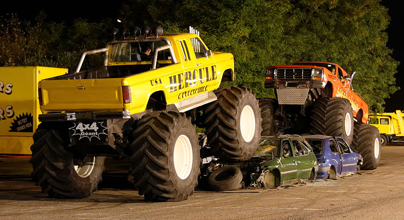 Écrasement de voitures avec deux monster trucks appelés "Hercule l'invincible" et "Speed Bandit".