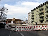 Bauarbeiten in der Waldkircher Straße in Freiburg-Brühl zur Verlegung der Stadtbahn aus der parallel verlaufenden Komturstraße, links der Alte Zollhof