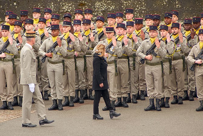 Patricia Mirallès passe en revue les troupes.