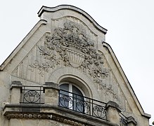 pignon flamand orné d’un riche bas-relief de corbeille de roses de l'immeuble au n°3,