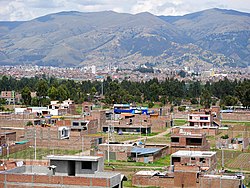 5 Imagen Panomarica del Distrito de Huamancaca Chico, Huancayo de fondo.jpg